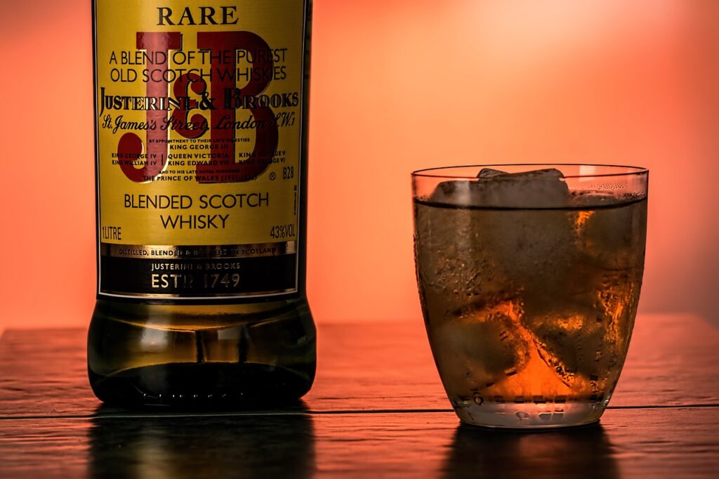 J&B Rare, es resultado de la hábil mezcla de 42 whiskies individuales: 36 maltas y 6 whiskies de grano