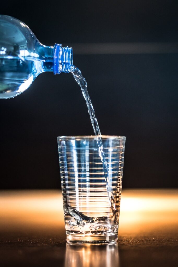 vaso de agua siendo servido