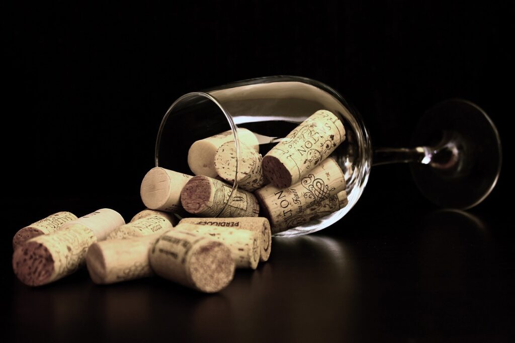 corchos de vinos en copa
